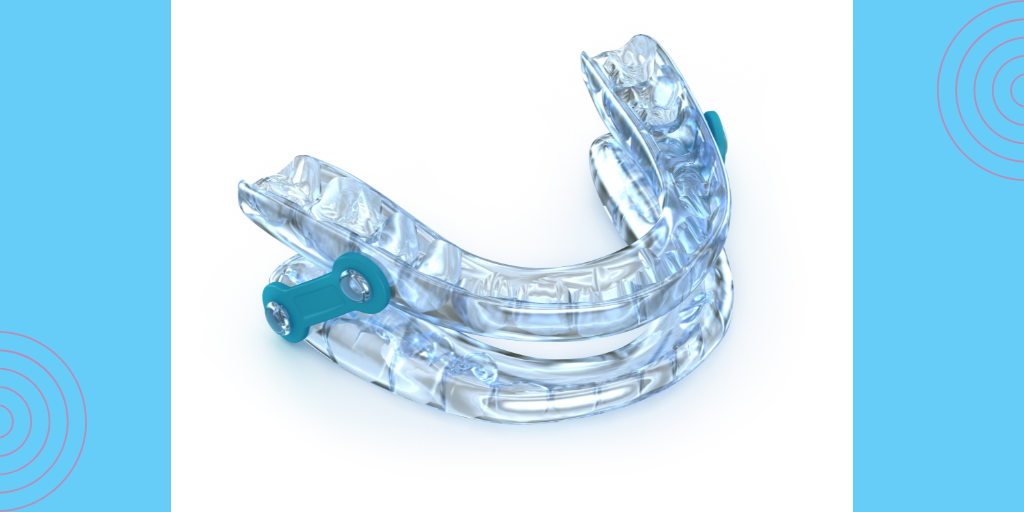 Clear sleep apnea oral appliance with adjustable side connectors